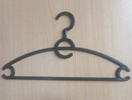 BLACK NONSLIP PLASTIC TROUSER HANGER  10 - 0
